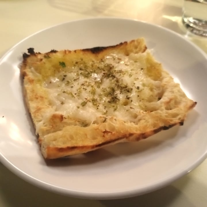 photo of Pizzería Mano a Mano Pan de ajo y queso veg shared by @titoherbito on  05 Oct 2025 - review