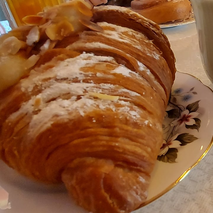 photo of cream.dream Almond croissant shared by @ninargoring on  11 Oct 2025 - review