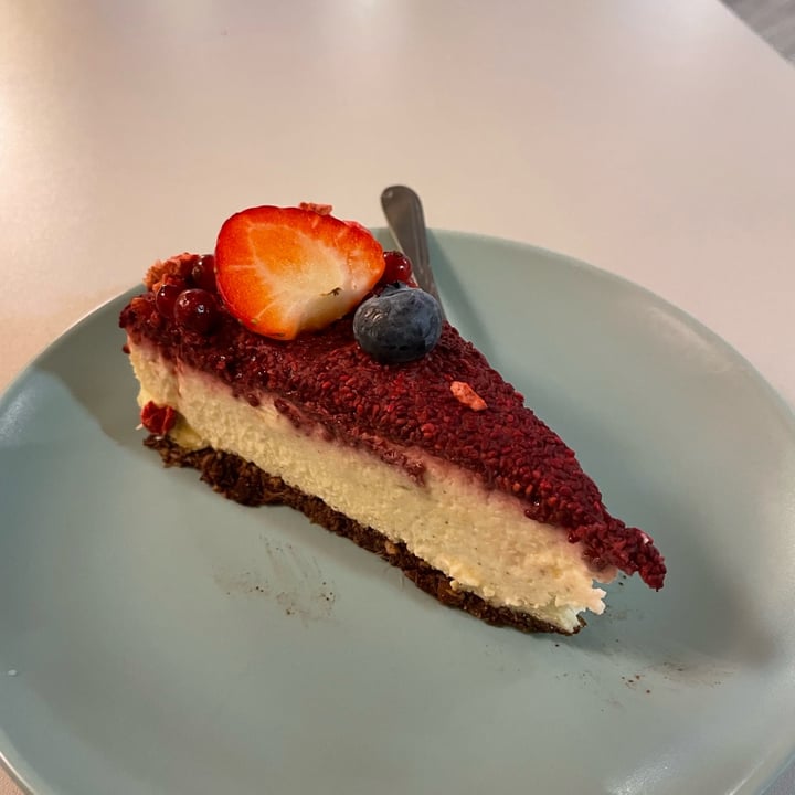 photo of Cakester Cafe Kraków Cheesecake Ai Lamponi E Cioccolato shared by @inesbensadok on  21 Jan 2024 - review