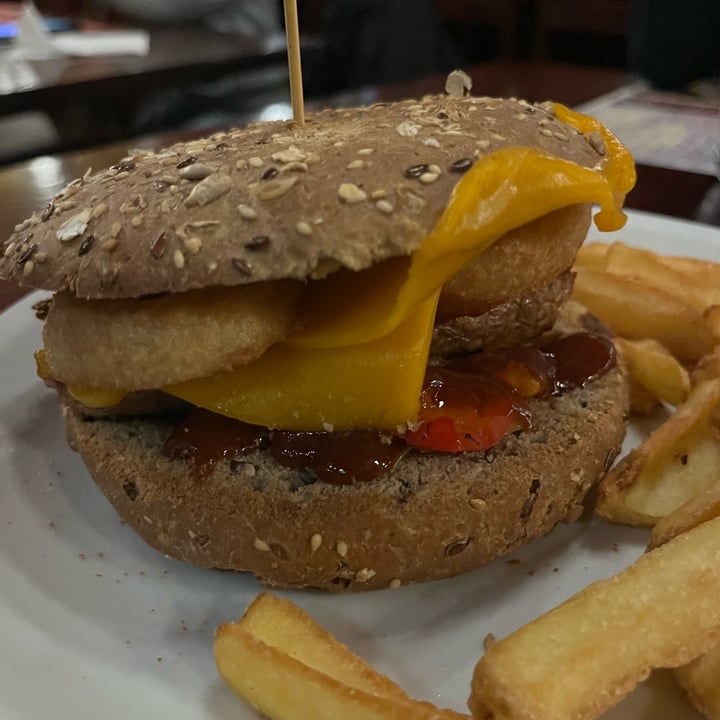 photo of The Millenium Autentico Irish Pub Original Guinness Panino veg con doppio beyond burger shared by @sbenz on  21 Feb 2024 - review