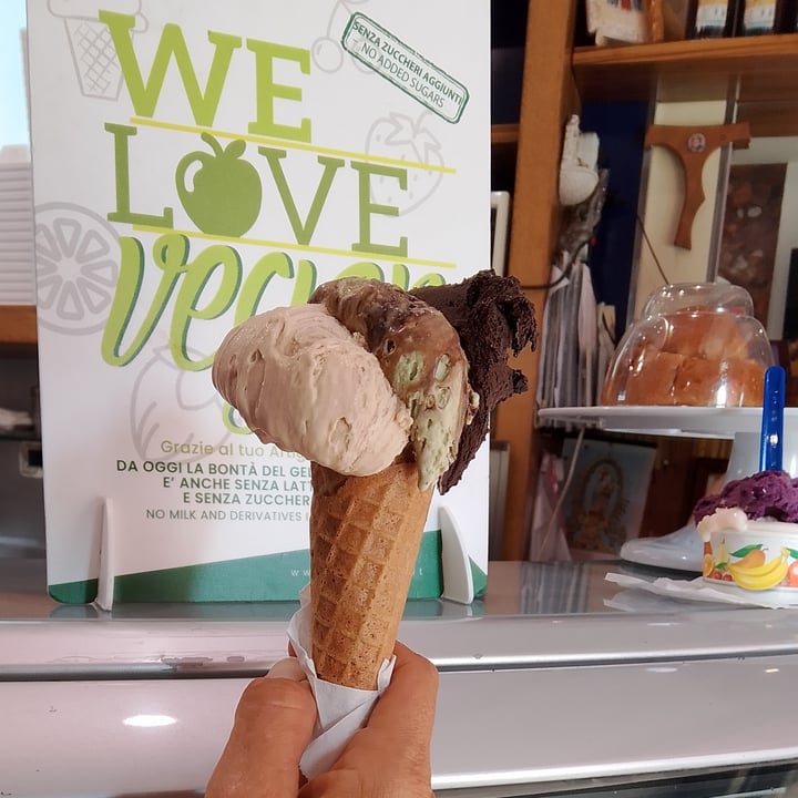 photo of L'Angolo del Gelato gelato pistacchio, nocciola e fondente shared by @claudiasquillante on  22 Jun 2025 - review