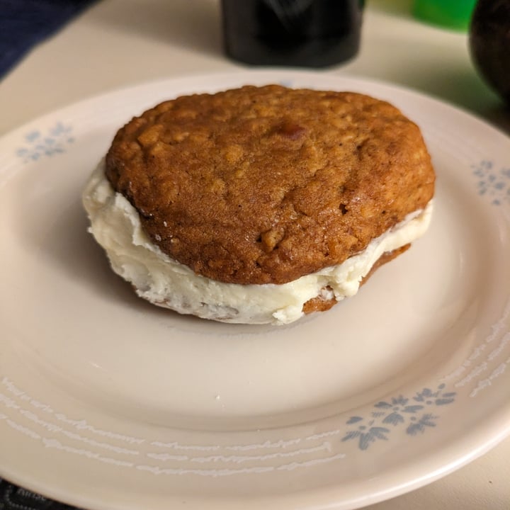 photo of Happy Little Treats Oatmeal cream pie shared by @edav334 on  25 Oct 2023 - review