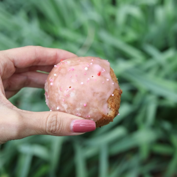 photo of Destination Donuts Pink lemonade nibbler shared by @lizmaselli on  29 Apr 2024 - review