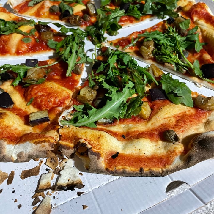 photo of Ristorante Pizzeria Il Portico pizza rossa melanzane capperi e rucola shared by @chezblanchette on  19 Aug 2023 - review