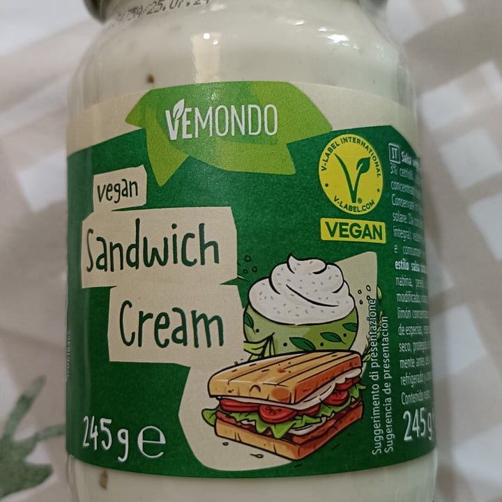 photo of Vemondo Vegan sandwich cream with herbs shared by @miriamn92 on  12 Jan 2024 - review