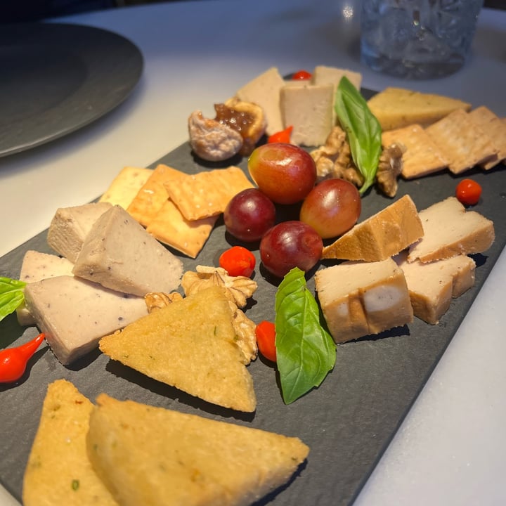 photo of Choose Restaurante Vegano Tabla De Quesos shared by @noeliaperez on  06 Jul 2025 - review