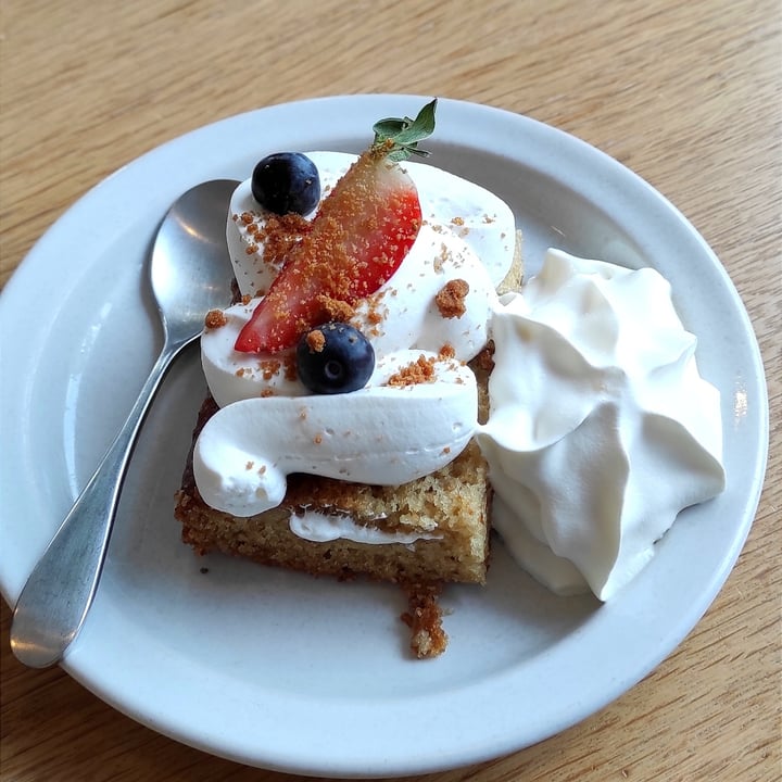 photo of Plantan Kaffihús Vanilla cake shared by @sumarhvonn on  22 Feb 2024 - review