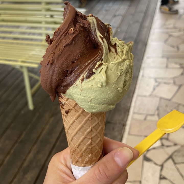 photo of Il Gelatone Cono Gelato Con Pistacchio E Bacio shared by @ilaveggyy on  25 Apr 2024 - review