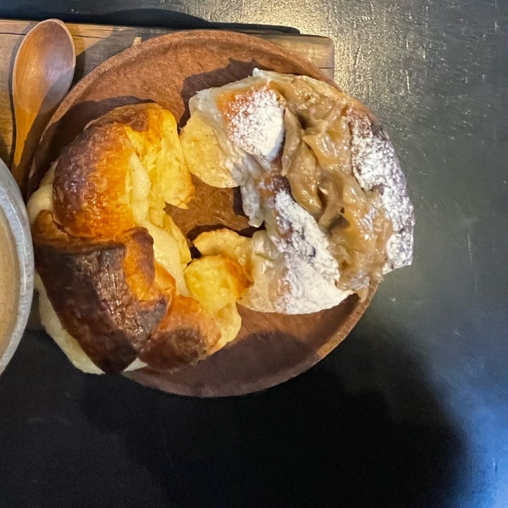 photo of Oso Blanco café de especialidad medialuna con queso shared by @maryds on  01 Apr 2024 - review