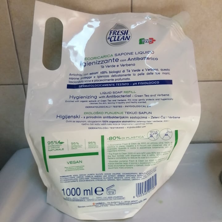 photo of Fresh&Clean ricarica sapone liquido igienizzante con antibatterico shared by @queenofdarkness on  25 Nov 2024 - review