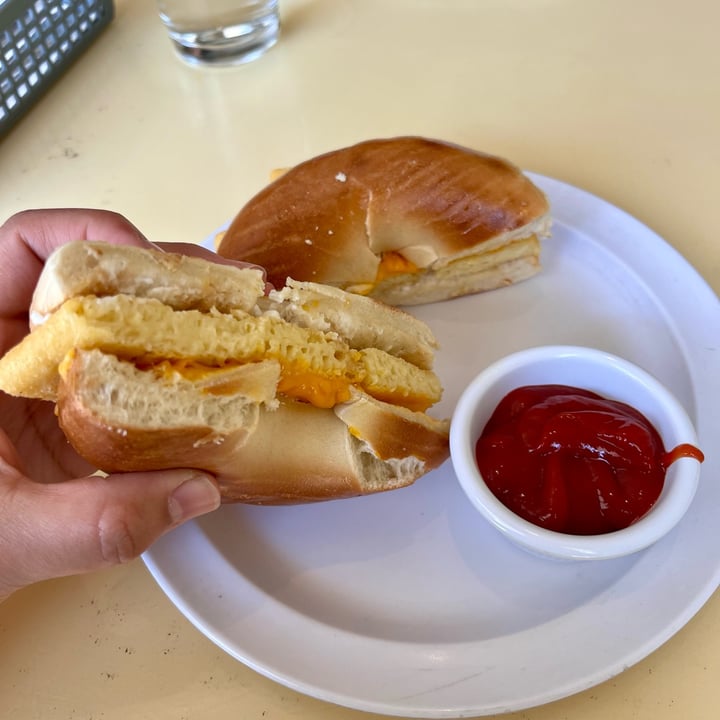 photo of Loving Hut Egg and Cheese bagle shared by @determinedgoose on  19 Jun 2024 - review