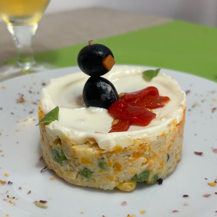 photo of El Invernadero Restaurante Ensaladilla rusa con pingüino shared by @latribudelola on  09 Jul 2025 - review