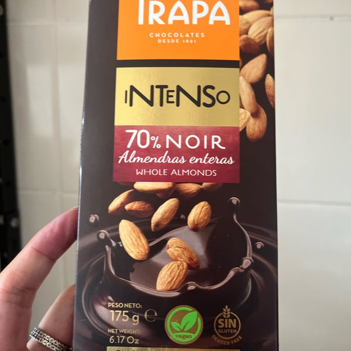 photo of Trapa Intenso Noir 70 % con Almendras Enteras  shared by @clarinha012356789 on  03 May 2024 - review