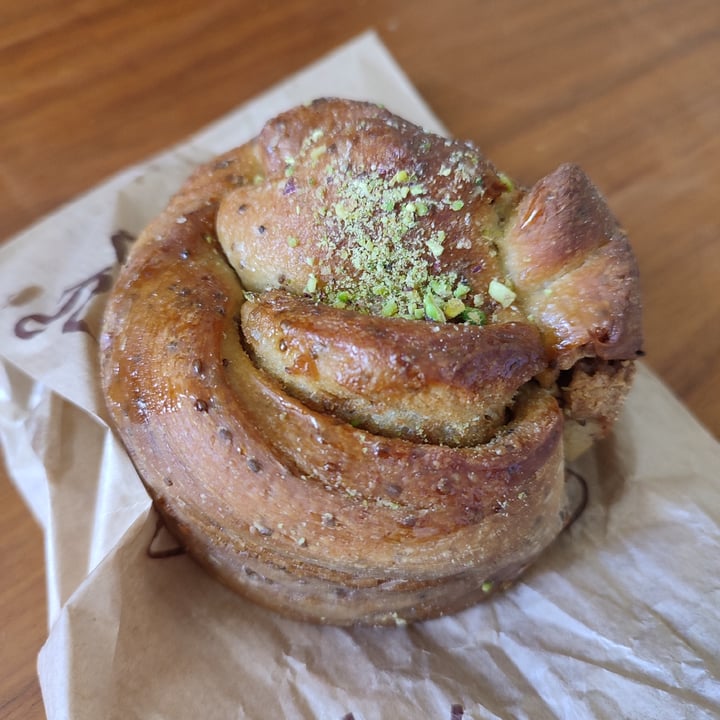 photo of Flower of Gracia Pistacho cinnamon roll shared by @veggievallde on  29 Feb 2024 - review