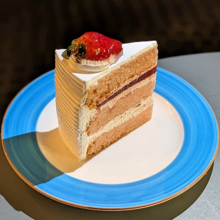 photo of Privé Jewel Changi Airport Strawberry Shortcake (Slice) shared by @xinru-t on  27 Feb 2024 - review