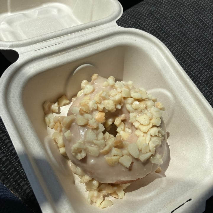 photo of Maui Ono Donuts maple doughnut with macadamia nuts shared by @raatz on  30 Mar 2024 - review