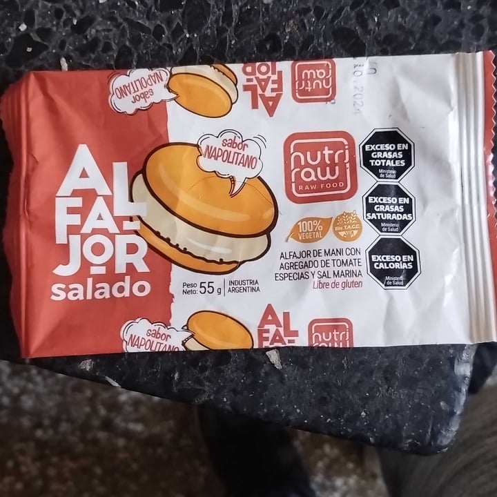 photo of Nutri Raw Alfajor Salado Sabor Napolitano shared by @lucappl on  15 Jun 2024 - review