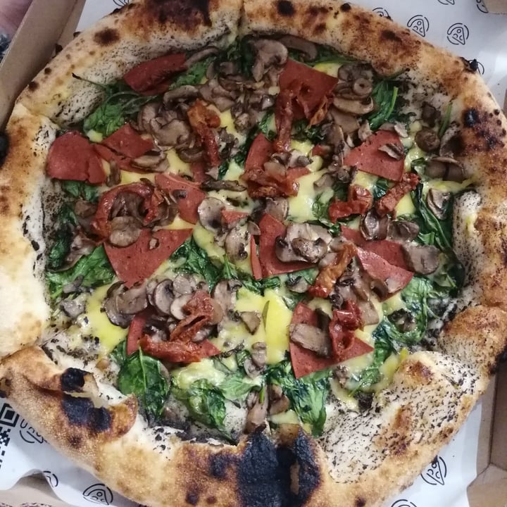 photo of Pizzeria Mania Smaku Legnicka Pizza with Truffle Cream, Vegan Mozzarella, Vegan Pepperoni,  Mushrooms, Dried Tomatoes And Spinach shared by @flickss on  14 Dec 2023 - review