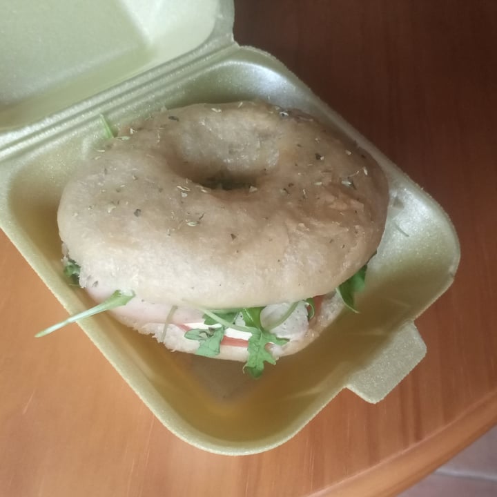 photo of Vonuts Vegan Vonut Mortadela, tomate, queso y rúcula shared by @titoherbito on  12 Apr 2024 - review