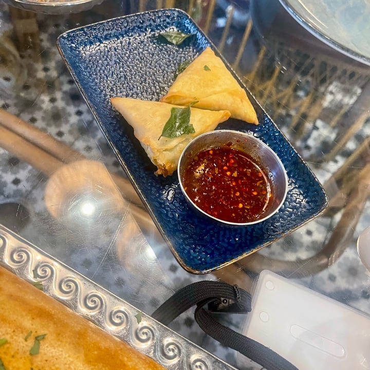 photo of Modern Tailors 4x Potato, Peas & Green Chilli Samoosas With Chutney shared by @jeanne-marie on  22 Nov 2024 - review