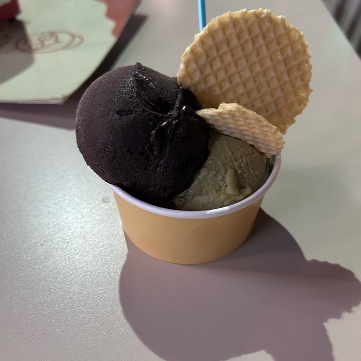 photo of Gelateria Mamy helado pistacho y chocolate con galletas shared by @sritatriz on  01 Oct 2025 - review