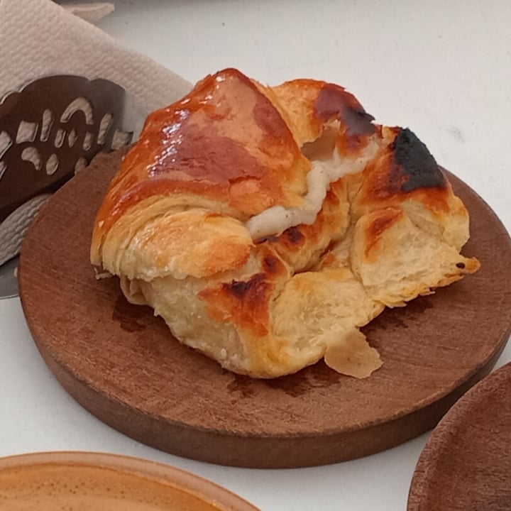 photo of Oso Blanco café de especialidad medialuna con queso shared by @mamutgordo on  03 Jan 2025 - review