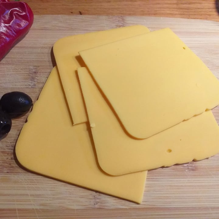 photo of Violife Cheddar flavour slices shared by @ministerstwofalafela on  05 Oct 2023 - review