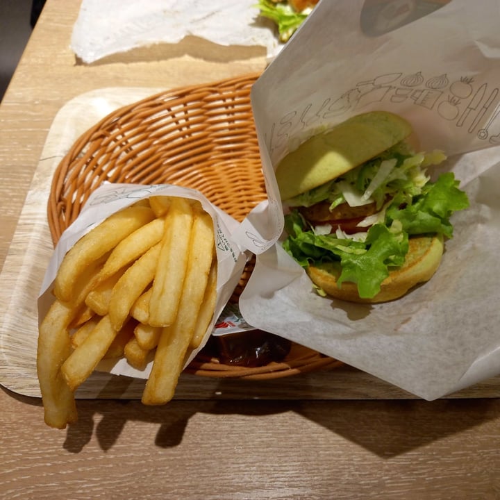 photo of Mos Burger & Cafe - Kyoto Nijo Station Green burger (teriyaki) shared by @sheerabs on  26 Mar 2024 - review