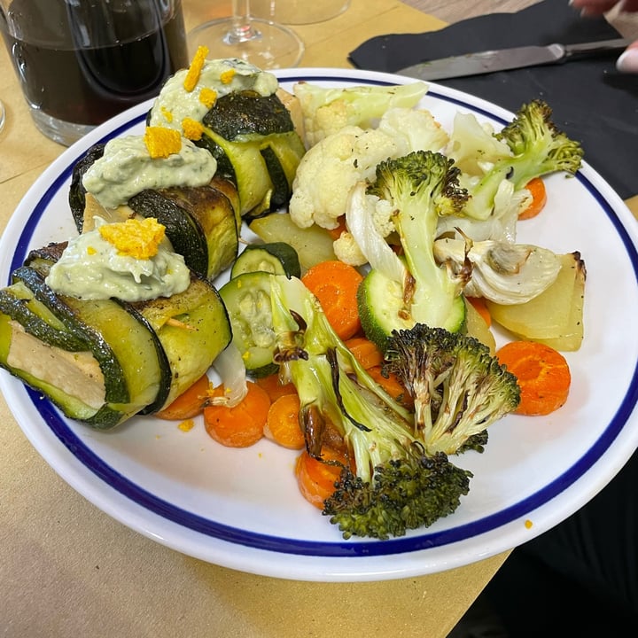 photo of 4 Amici Involtini di zucchina con cecina e contorno di verdure al forno shared by @nevertrustabanshee on  27 Apr 2024 - review