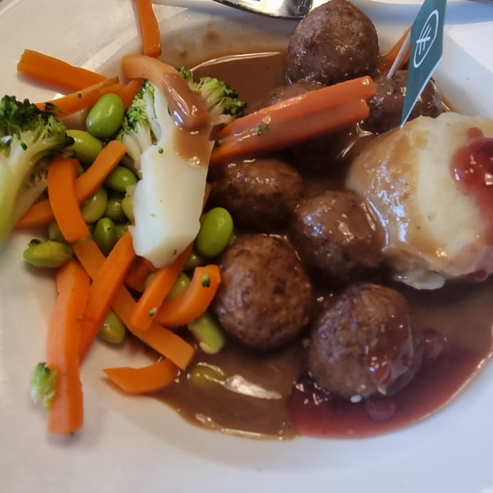 photo of IKEA Restaurant plant balls with mashed potato and mixed vegetables shared by @vegehappy on  30 Aug 2024 - review