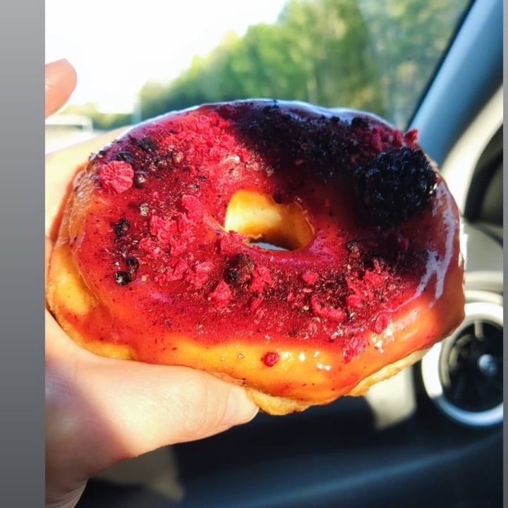 photo of La Donuteria Praha Spalena frutti di bosco shared by @felika on  05 May 2025 - review