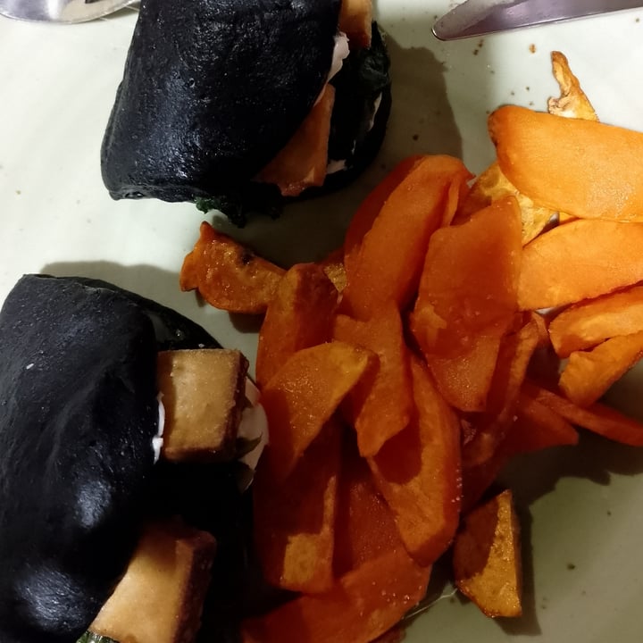 photo of Soul Kitchen Bao Buna Con Tofu Affumicato In Tempura, Spinaci Saltati E Mayo Alla Nocciola, Patate Dolci Fritte shared by @madeda_ on  20 Nov 2024 - review