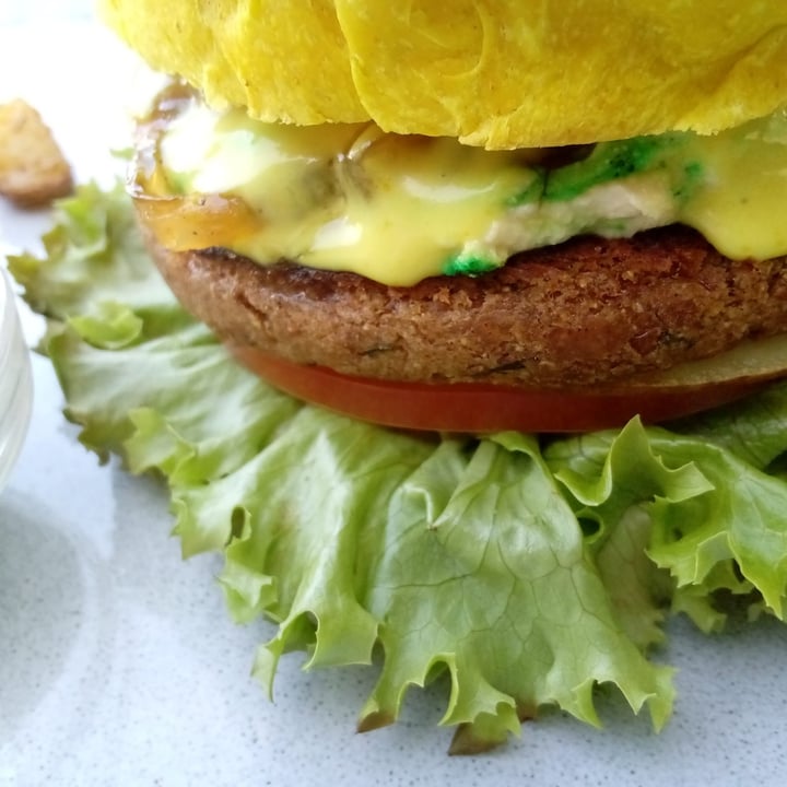 photo of BuenaVida 100% Vegan Yellow burguer shared by @troosti on  28 Feb 2024 - review