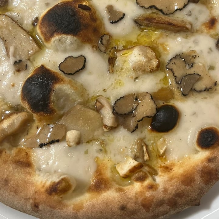 photo of La Taverna di Pulcinella pizza bianca con blurisella porcini e tartufo shared by @moccymoccy on  19 Oct 2023 - review
