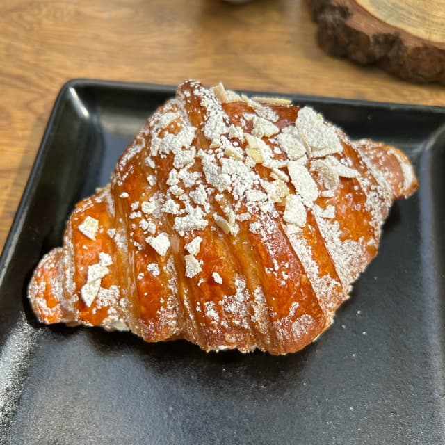 Photo of the dish “Croissant relleno de crema de almendra”