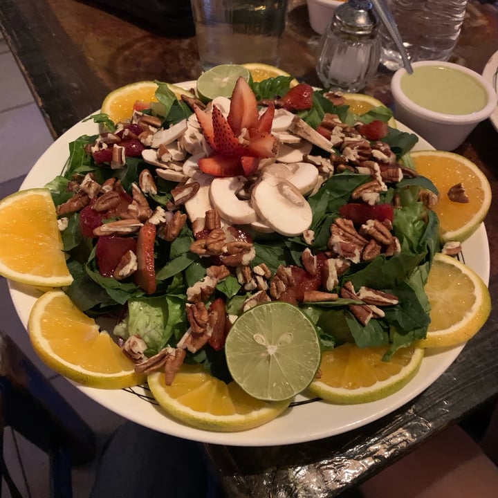photo of La Biznaga Arte y Café Ensalada de frutas y espicaca shared by @happycoconut2004 on  18 Jan 2025 - review