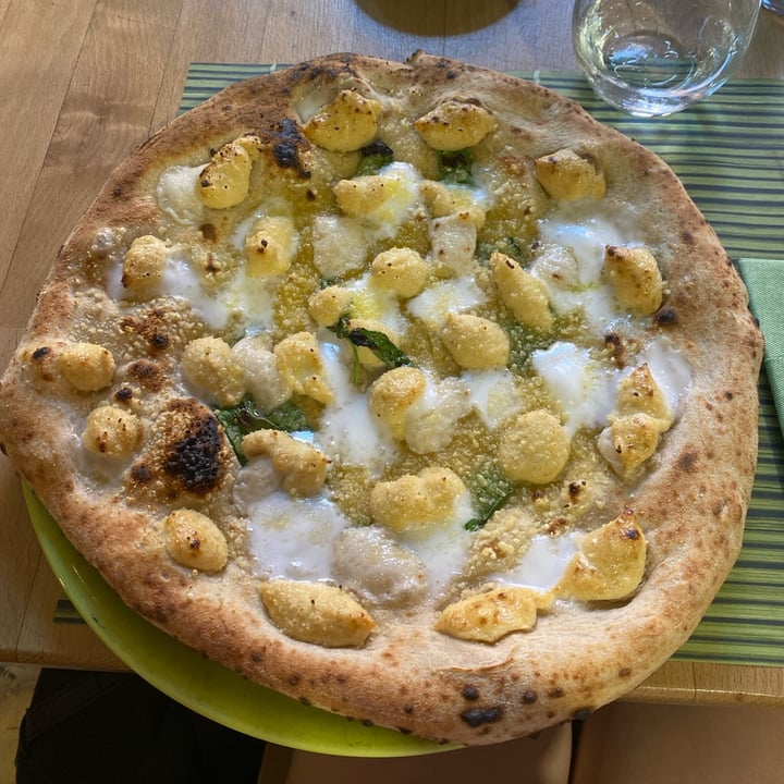 photo of Vitto Pitagorico pizza quattro formaggi vegan shared by @veganfuorisede on  29 Sep 2023 - review
