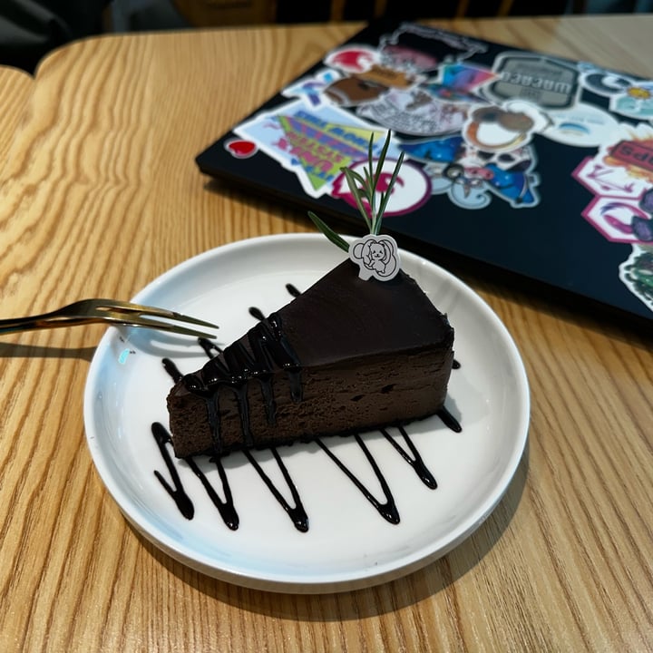 photo of Brown Poodle Cafe Chocolate Hazelnut Cheesecake shared by @dafnelately on  05 Dec 2024 - review