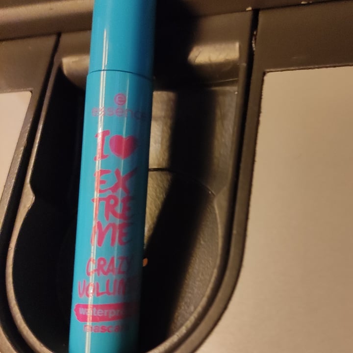 photo of Essence Cosmetics Mascara extreme Crazy Volume shared by @livinginitaly on  07 Oct 2023 - review