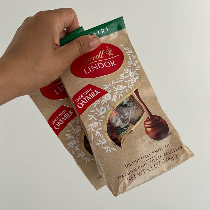 photo of Lindt Lindor Oatmilk Chocolate Truffles shared by @julianasanimalsanctu on  12 Nov 2023 - review