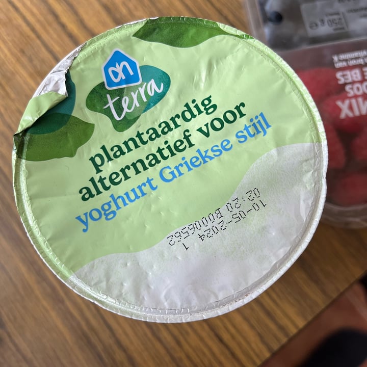 photo of AH terra Plantaardige Alternatief Voor Yoghurt Griekse stijl shared by @alessiatal on  04 May 2024 - review