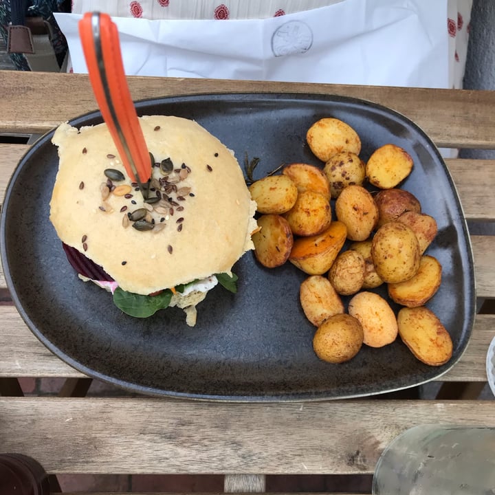 photo of Vegan's Prague Satisfaction Burger shared by @scottye on  26 Sep 2023 - review