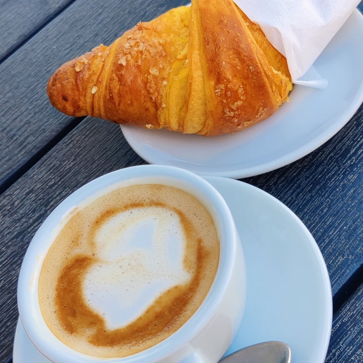 photo of Crocodile Cafe Cornetto Con Impasto Alla Carota, Ripieno Alla Confettura Di Arancia E Crumble Di Ceci shared by @pattypi on  10 Jul 2024 - review