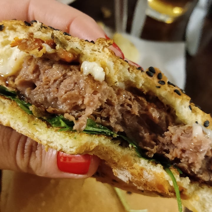 photo of Café Bar "El Muelle" Hamburguesa Beyond Con Bacon Vegano, Mozarella Vegana, Tomate Seco Y Rúcula shared by @carlabrion on  21 Dec 2023 - review