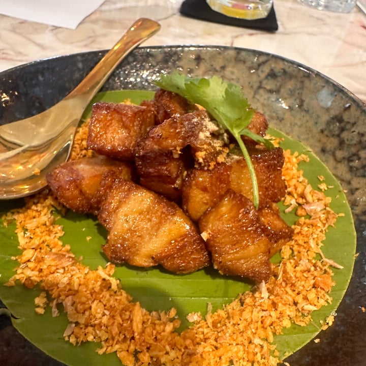 photo of Vegan Mahanakhon วีแกนมหานคร Deep Fried vegan pork Belly with Fish Sauce and Fried Garlic shared by @kelvin on  05 Jun 2024 - review