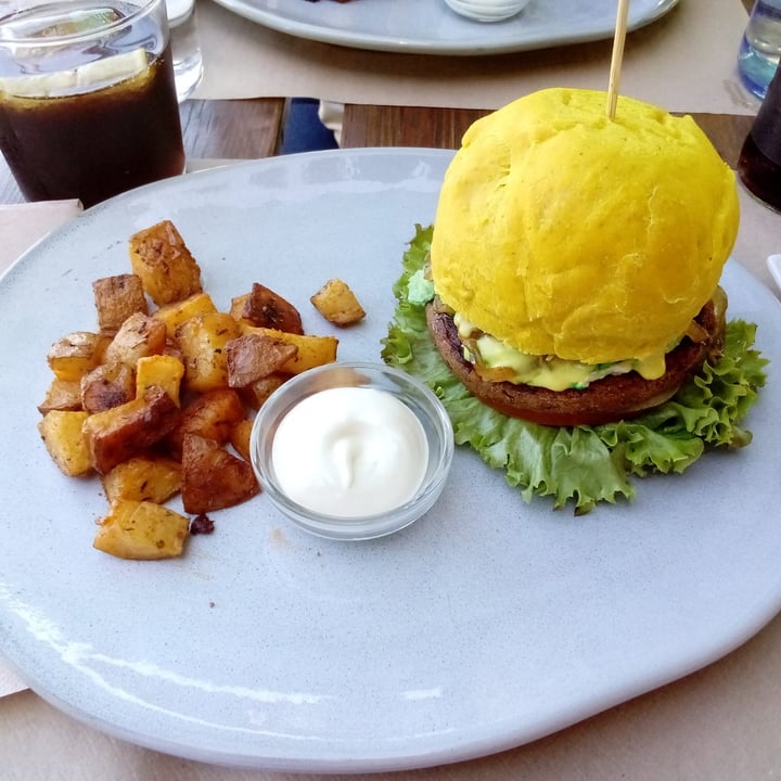 photo of BuenaVida 100% Vegan Yellow burguer shared by @troosti on  28 Feb 2024 - review