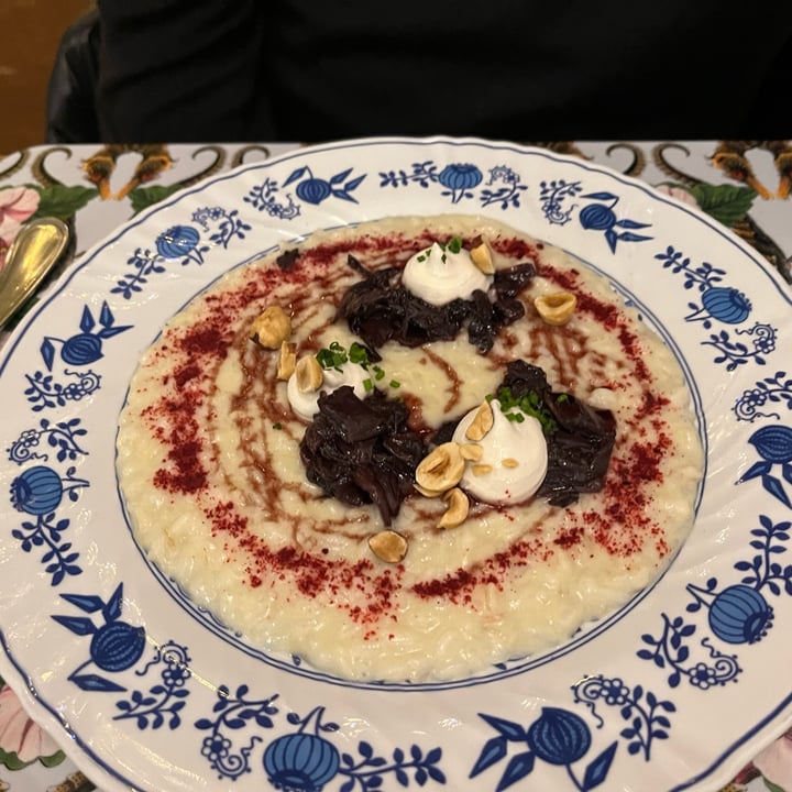 photo of Sementis -Risotto sedano rapa, radicchio, salsa al vino rosso, fermentato di macadamia e anacardi, erba cipollina, nocciole tostate, polvere di barbabietola. shared by @laraaleo on  10 Jan 2024 - review