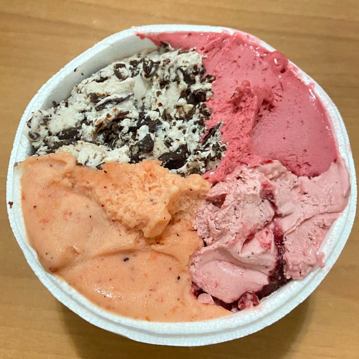 photo of Cremolatti Fruttato de Naranja, Banana Y Frutilla shared by @veganeandoenbsas on  07 Feb 2024 - review