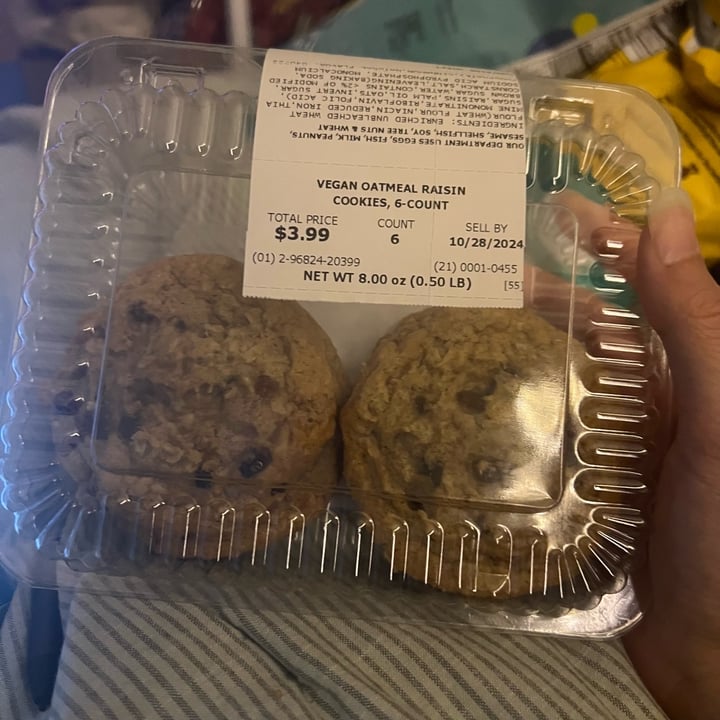 photo of Publix Vegan Oatmeal Raisin Cookies shared by @aubreyj27 on  11 Jun 2025 - review