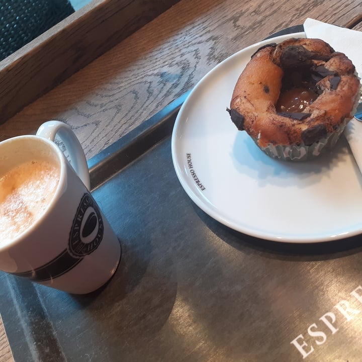 photo of Espresso House Cappuccino And Choco Chip And Caramello Muffin shared by @arip30 on  30 Aug 2023 - review